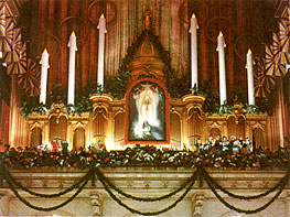 Wanamaker-Organ-Case-with-Giant-Candles-in-Color-Christmas